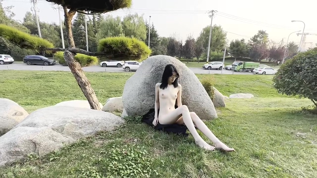 [mp4/2g]苗条文静眼镜美少女各种户外场景大胆露出，天桥，江边