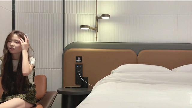 [MP4/411MB]【曹长卿】暑假兼职大二学妹，本想给兄弟们表演个拔套，还被妹子发现了，尴尬得很