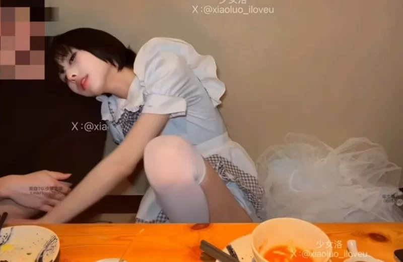 推特【xiaoluo_iloveu〗高颜短发御姐被金主包养性爱日记Vlog [3v+4G][百度盘]