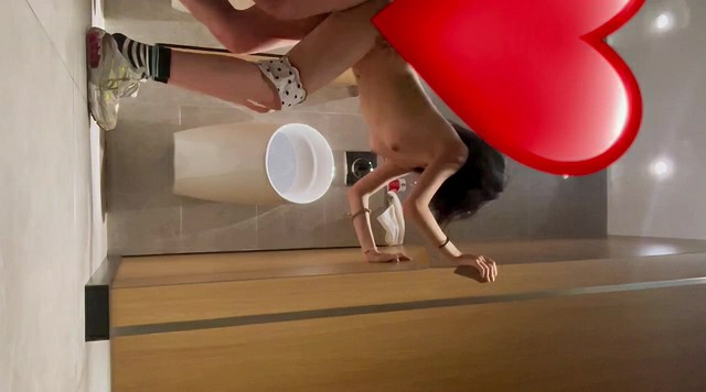 [MP4/136MB]【创可贴】露脸，学生妹带到商场男厕所